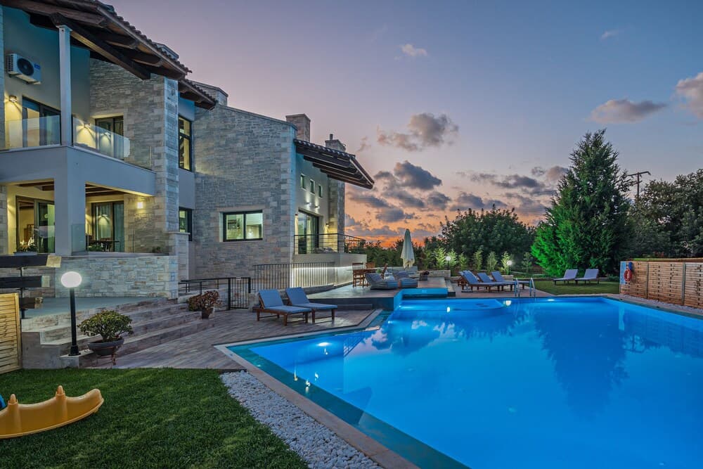 Dreamcatcher Villa Outdoor Indoor Pool hot tub