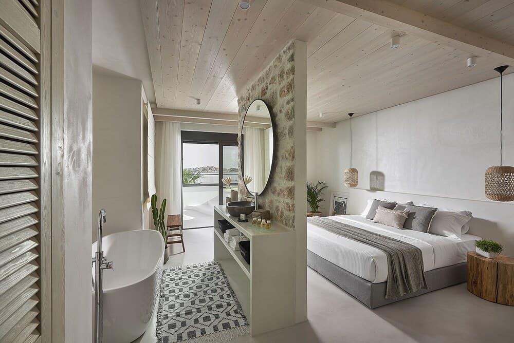 Seafront Idyllic Villa With Private Heated Pool and Outdoor Jacuzzi Steps Away From the Beach