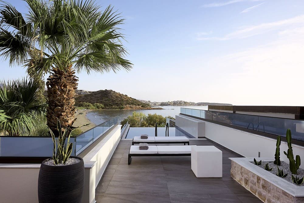 Seafront Idyllic Villa With Private Heated Pool and Outdoor Jacuzzi Steps Away From the Beach