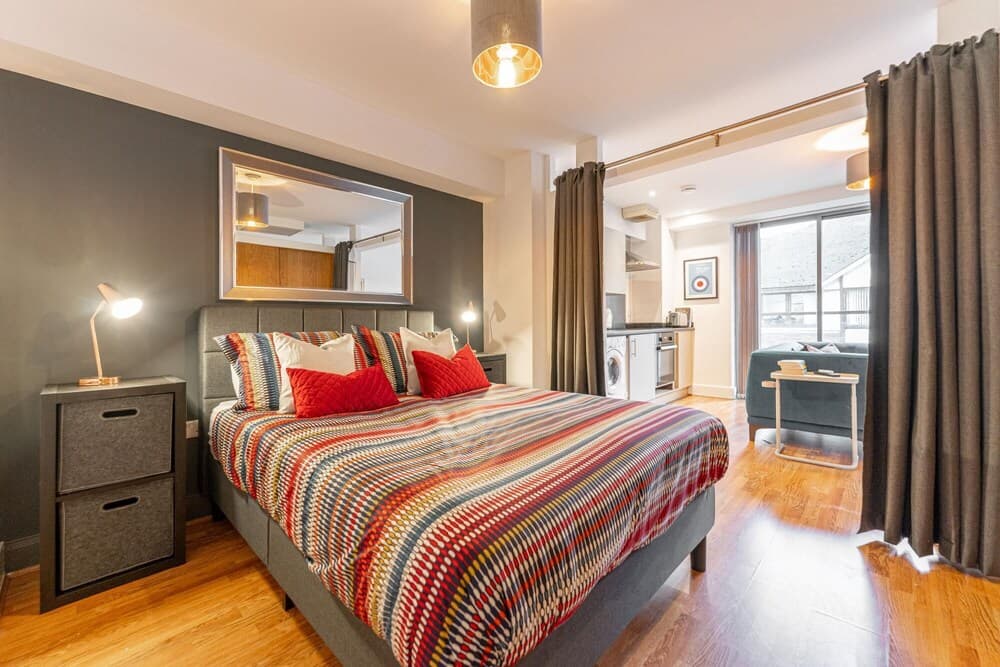 Stylish 1 Bedroom Apartment - Central Birmingham Cube and Mailbox