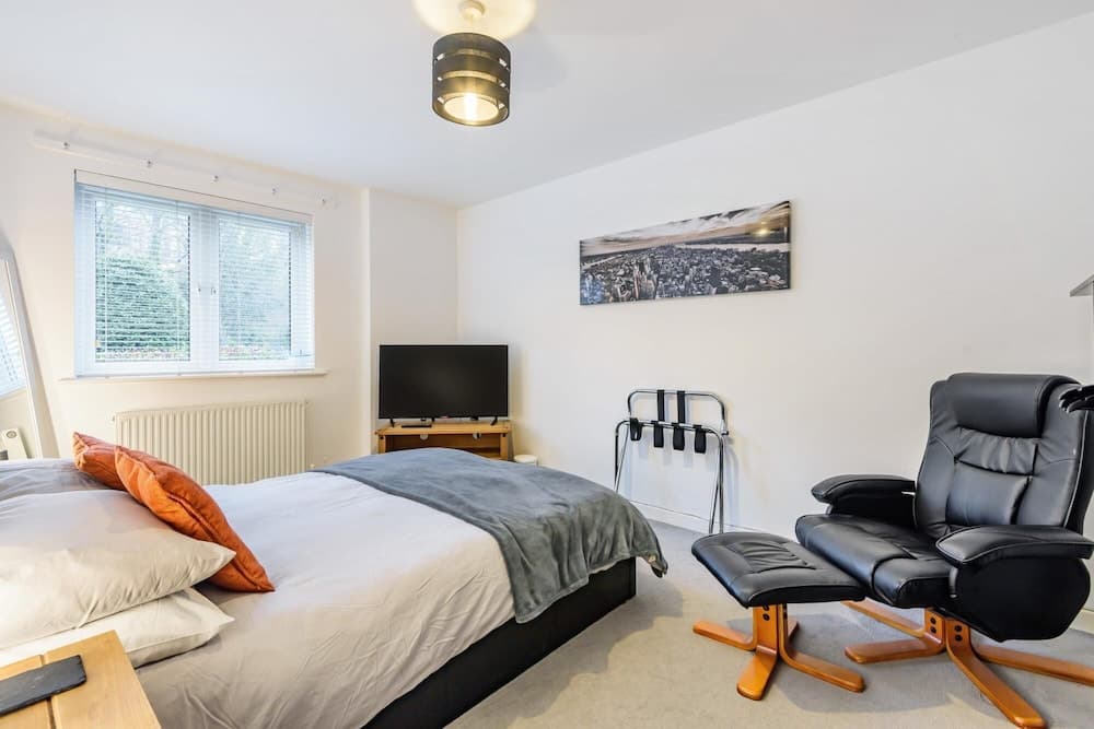Stylish 2 Bedroom Apartment Central Exeter Parking on Site