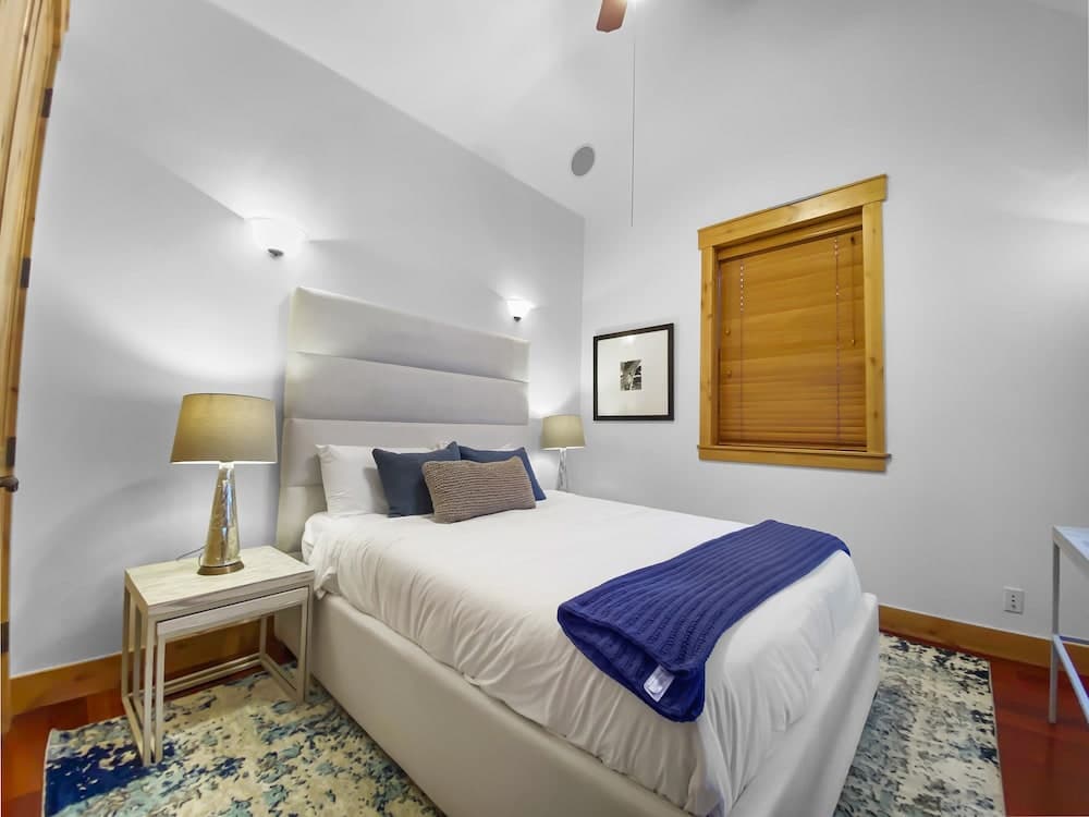 502 Woodside Gold Coast! 6 Bedroom Home by RedAwning