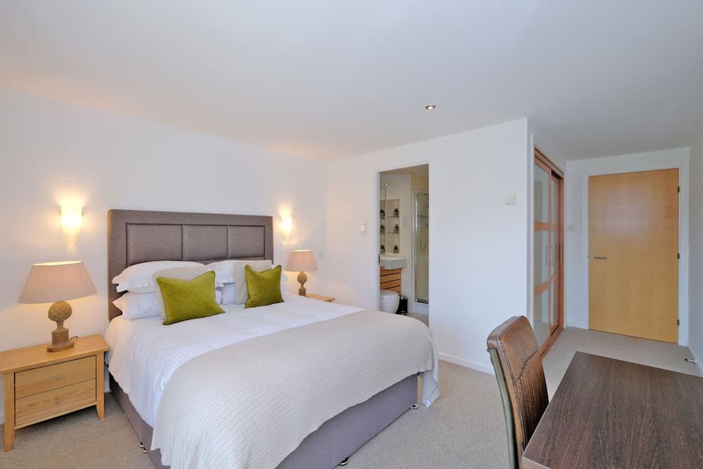 Modern two Bedroom Aberdeen Apartment With River Views