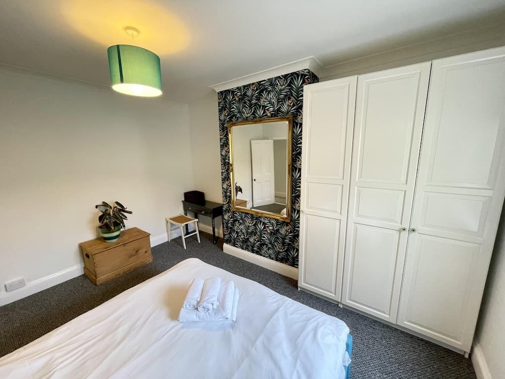 Colourful 3BD Home With Garden in Southville