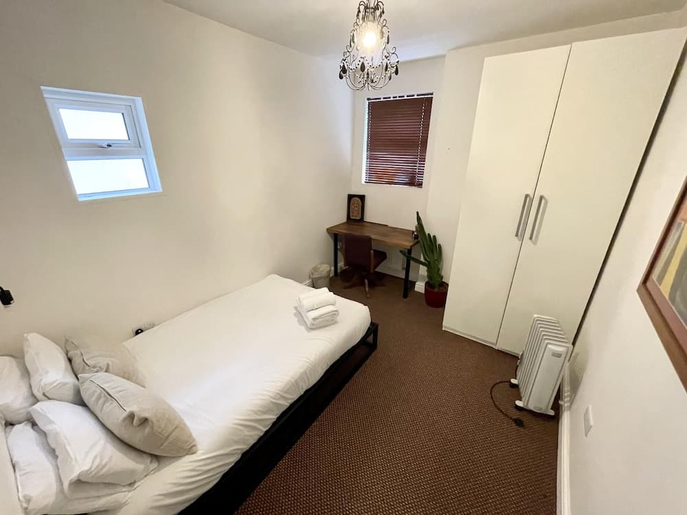 Colourful 3BD Home With Garden in Southville