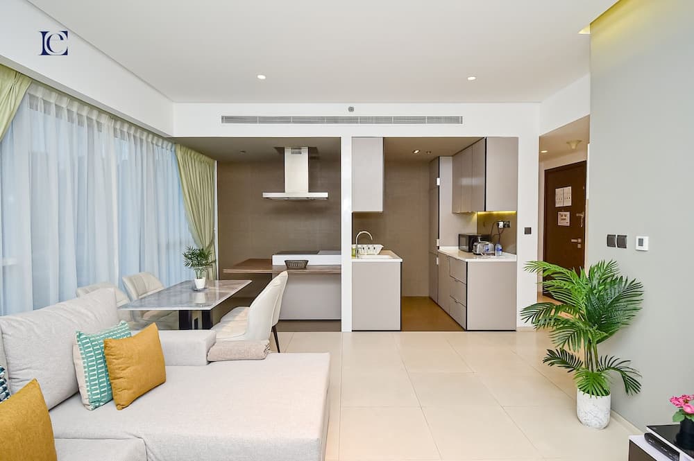 VST - Spacious Furnished 1BR in Marina