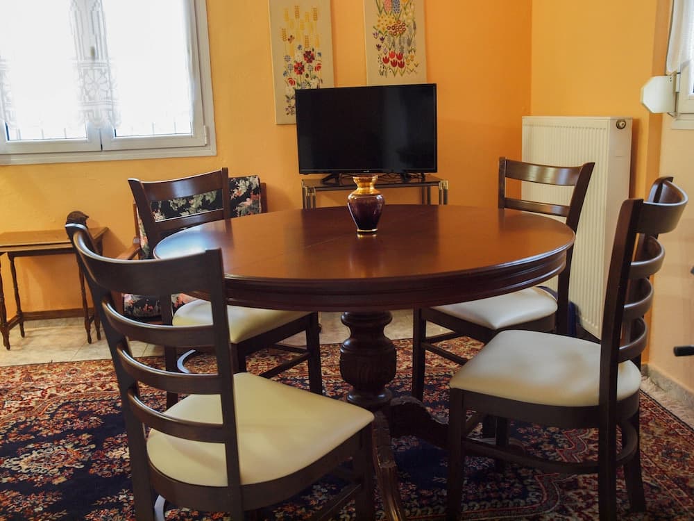 Charming Trikala Apartment With Garden & Central Heating