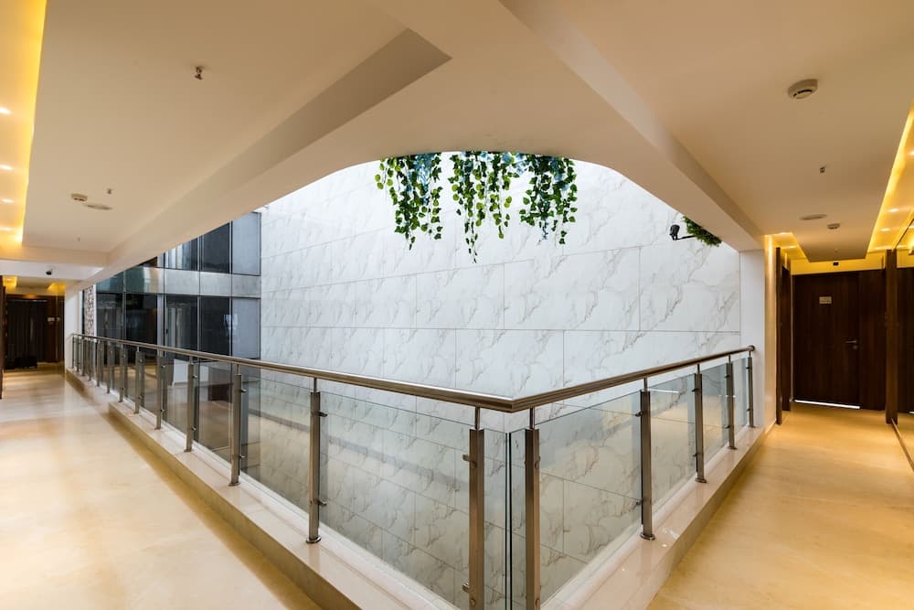 AR Suites Jewels Royale