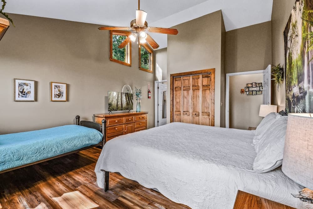 Roundtop Mountain Ridge 2 Bedroom Cabin by RedAwning