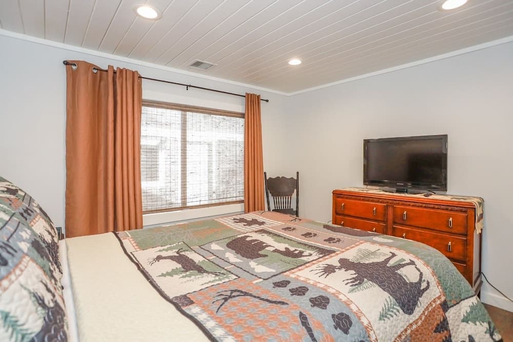 Comet's Cabin 3 Bedroom Home by RedAwning