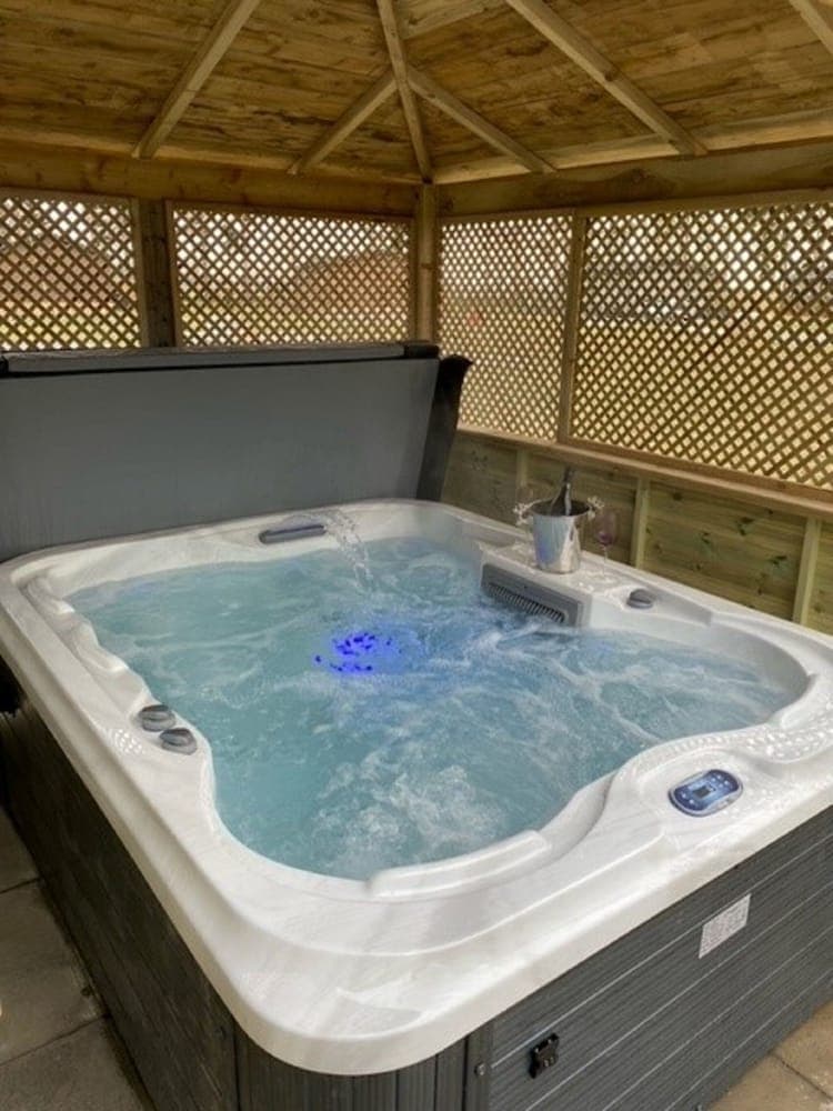 Hollicarrs - Bluebell Lodge