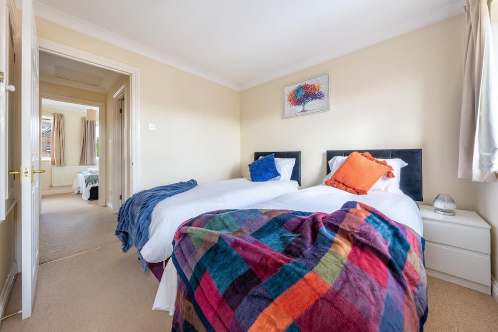 Pierocks Wickets Luxury Entire House, Free Parking and Wi-fi in Maidenhead