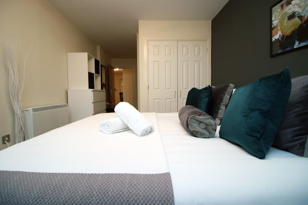 Oceans Crescent by Tŷ SA