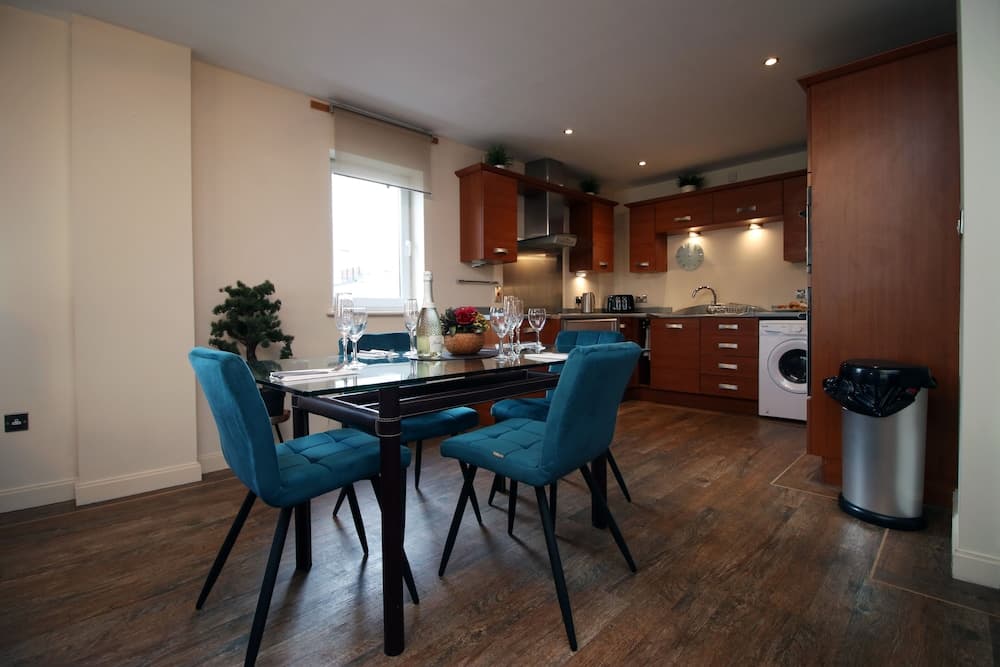 Oceans Crescent by Tŷ SA