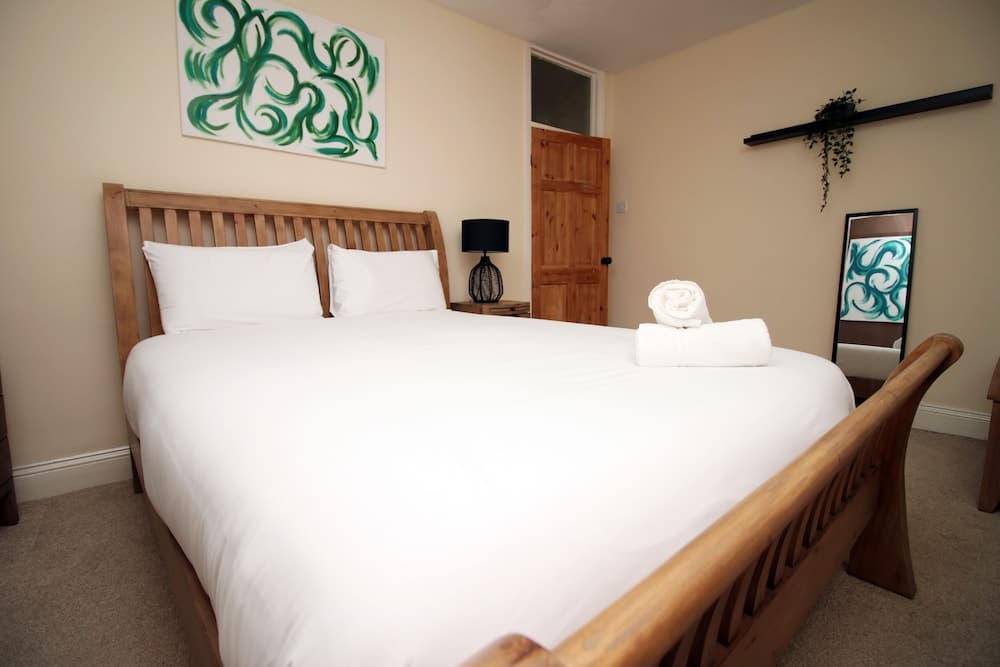 Railway Street by Tŷ SA