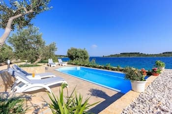 Beachfront Luxury Villa w. Pool & Large Garden