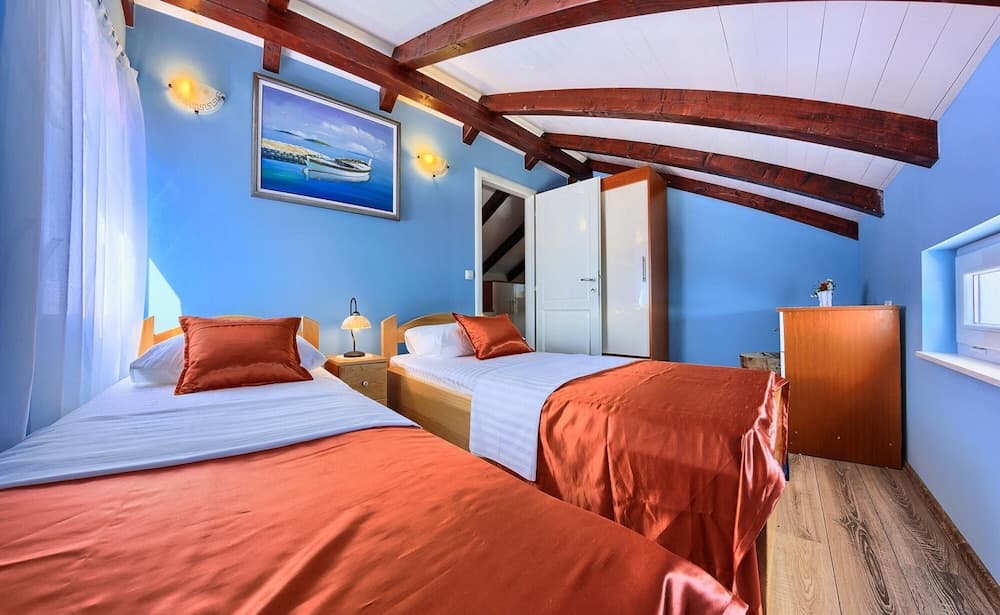 Beachfront Luxury Villa w. Pool & Large Garden