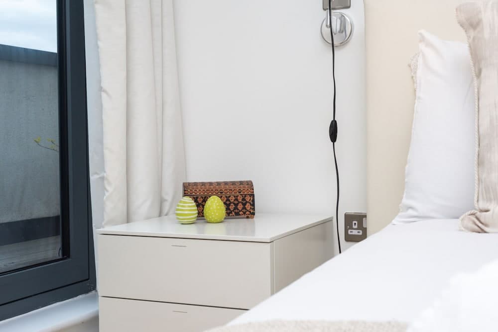 Two Bedroom Flat With Balcony in Central Wimbledon by Underthedoormat