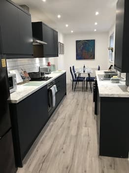 Stylish Modern 3-bed House nr Manchester City ctr