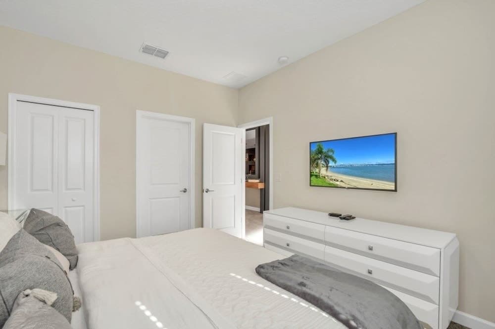 Storey Lake 9 Bedr Villa With Games Room 9 Bedroom Home by Redawning