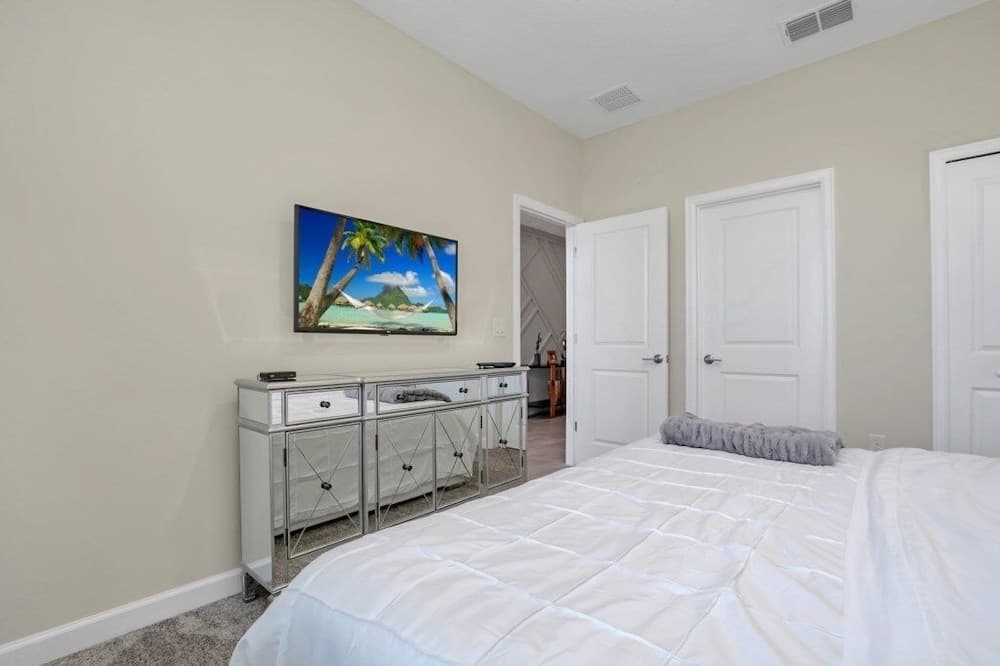 Storey Lake 9 Bedr Villa With Games Room 9 Bedroom Home by Redawning