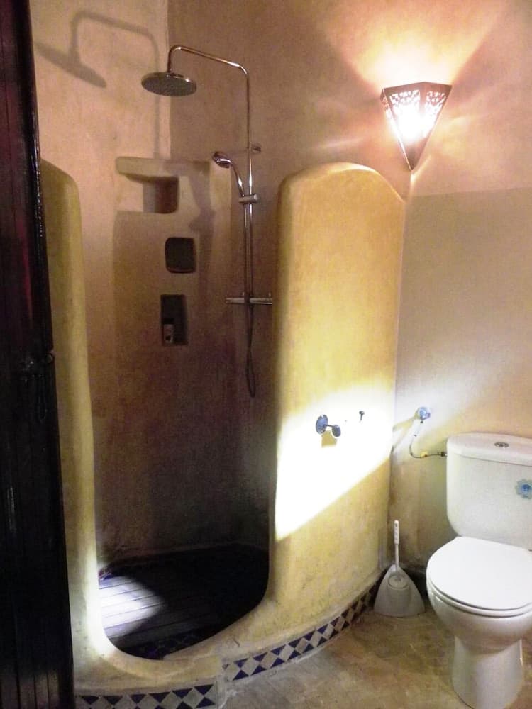 Double Bedroom and Spacious Garden With Swimming Pool