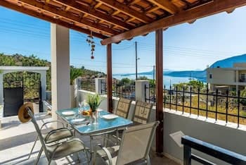 Superior Apartment - Overlooking Chania-with Pool