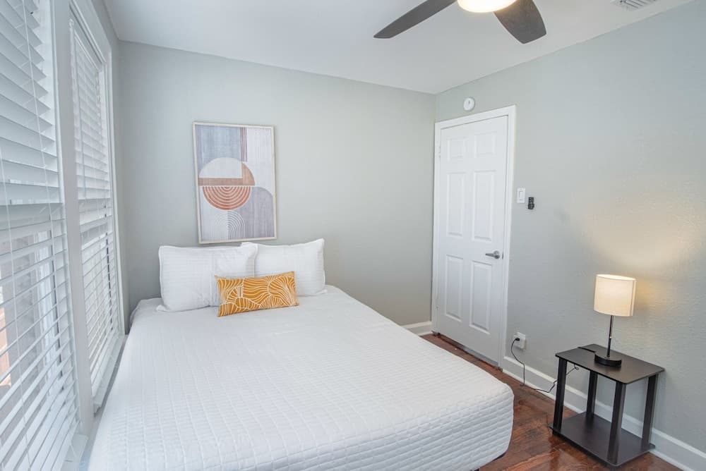 Trendy 3 BR Prime Apt Near Downtown