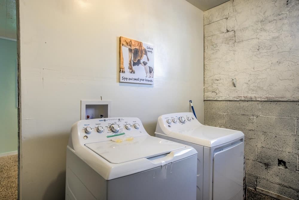 4BR Broadmoor Retreat Hottub Firepit Near Trails - Updated Outdoor Space With Yard Games