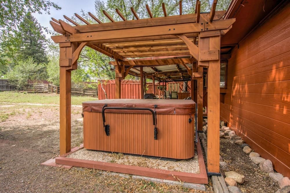 4BR Broadmoor Retreat Hottub Firepit Near Trails - Updated Outdoor Space With Yard Games