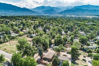 2BR Comfy Condo Cute Patio Broadmoor Area