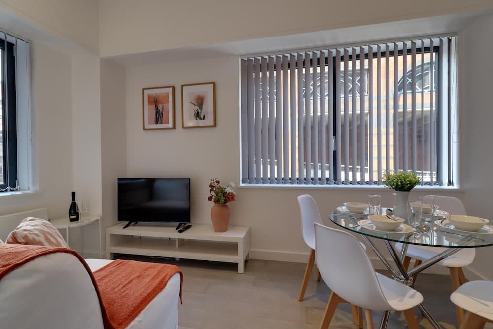 Apartment Sleeps 2 With Free Parking