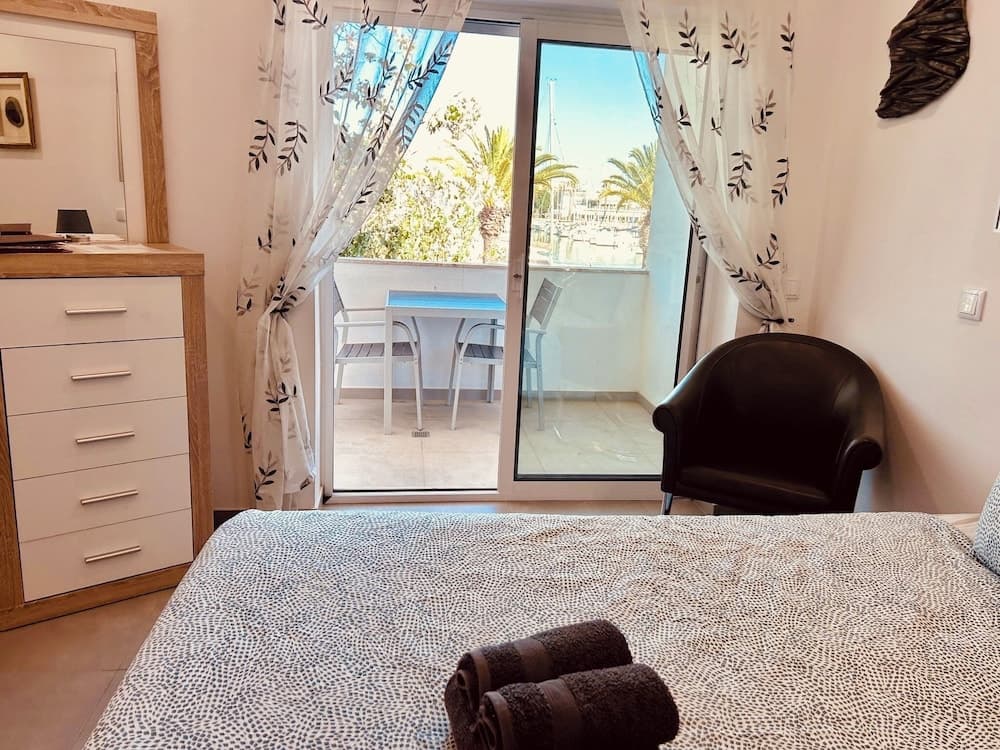 Lagos Marina View apt on Main Avenue Near Beaches