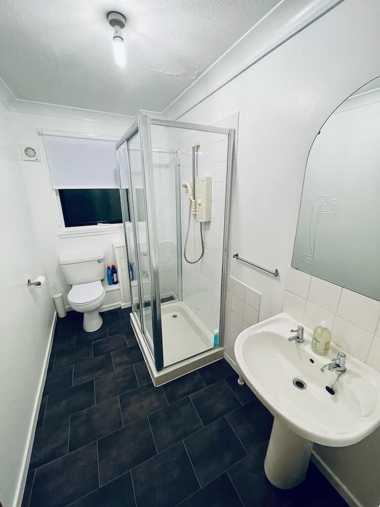 Modern 2 Bedroom Apartment With Free Parking