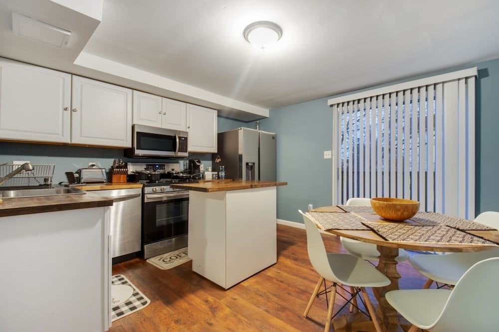 Hillyer Manner - Comfy Townhouse In Great Location! 3 Bedroom Townhouse by Redawning