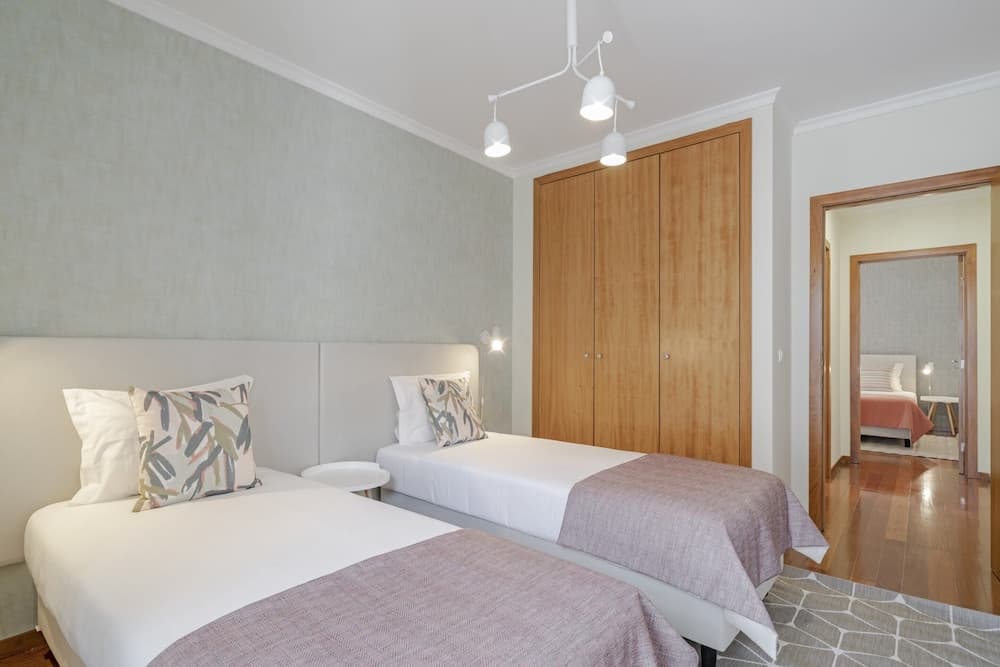 By the Sea, Reis Magos IV