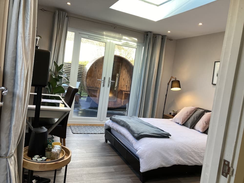 Contemporary Guest House With Outside Barrel Sauna