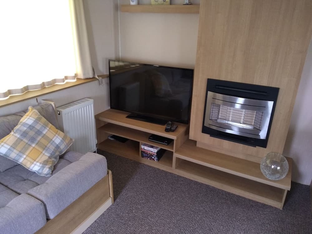 2 Bedroom 6 Berth Caravan With Decking