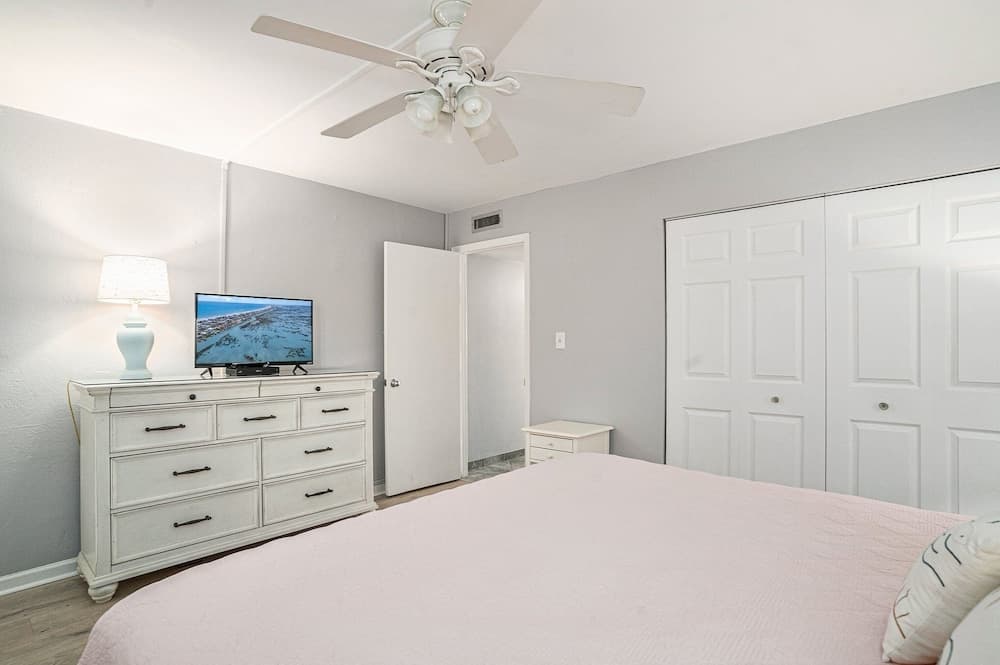 0212 Waters Edge Resort 3 Bedroom Condo by RedAwning