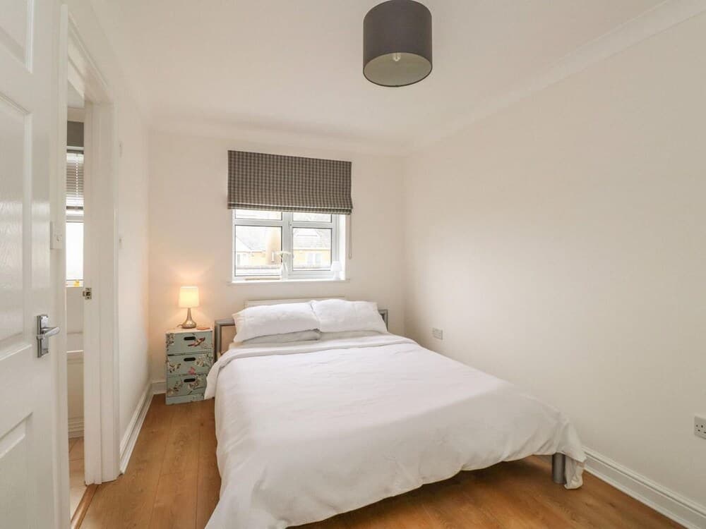 Beachfront House With Stunning sea Views and Jacuzzi Bathtub