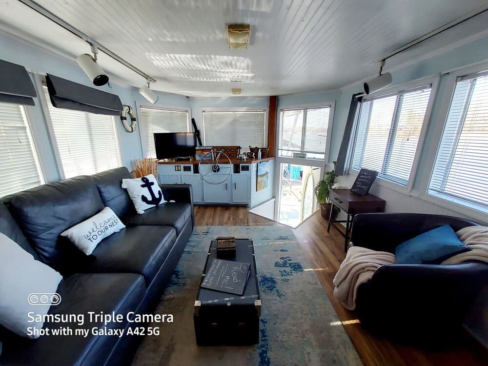 2 Story Houseboat Seeking a Captain Fishpets Ok