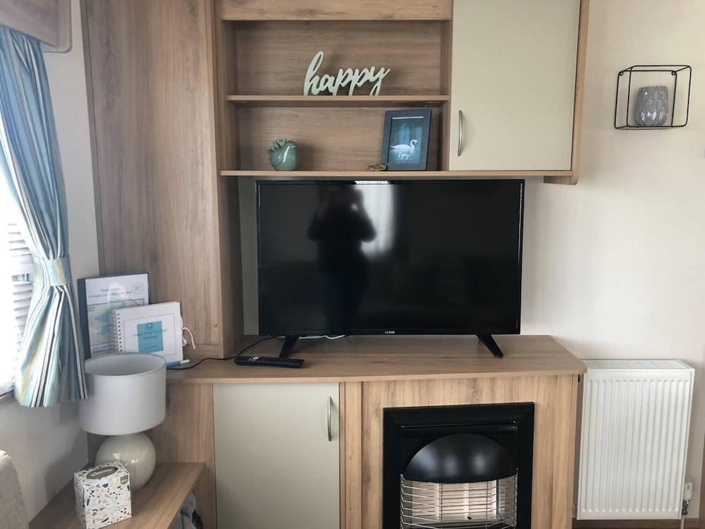 Lovely 3-bed Caravan With Hot Tub in Lincolnshire