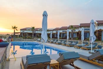 Akrolithos luxury suites