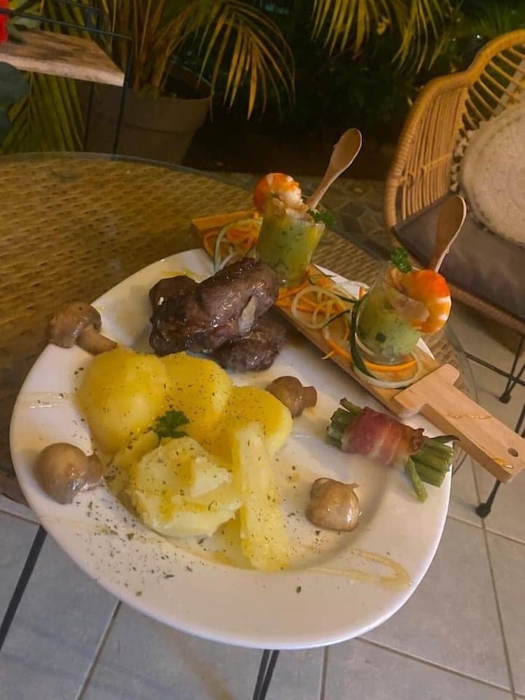 Aqua Zen Spa Lodge Tiki Hut