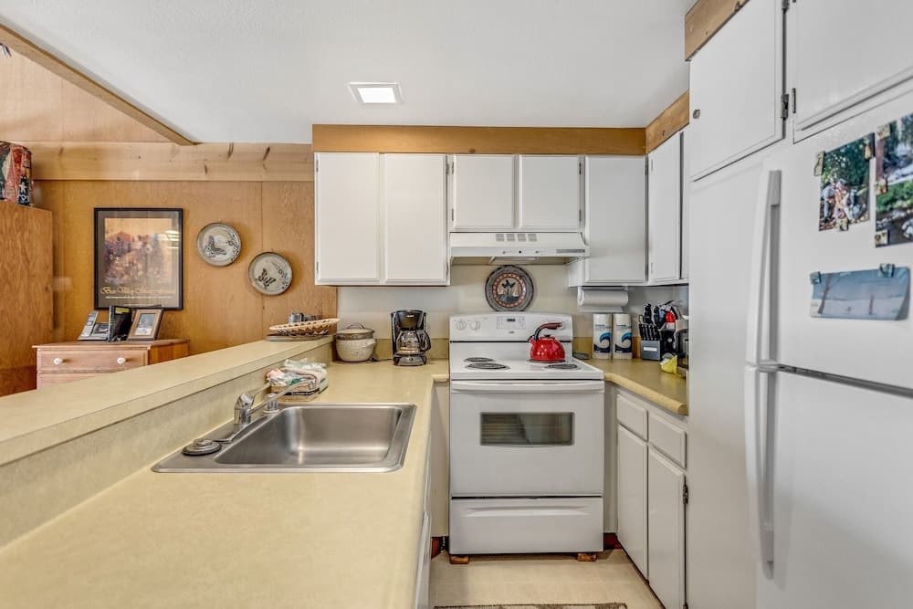 Perfect For A Couple Or Small Family - Plus Your Favorite Furry Friend! 1 Bedroom Condo by Redawning