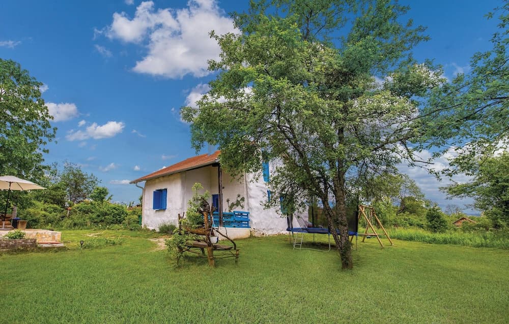 Beautiful Home in Rakovica With 1 Bedrooms, Jacuzzi and Wifi