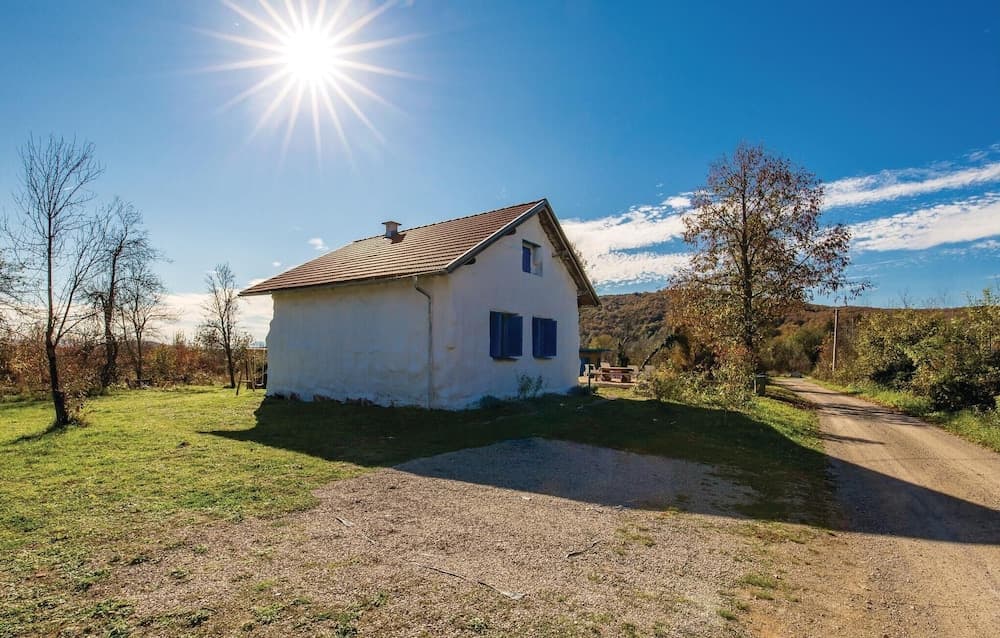 Beautiful Home in Rakovica With 1 Bedrooms, Jacuzzi and Wifi