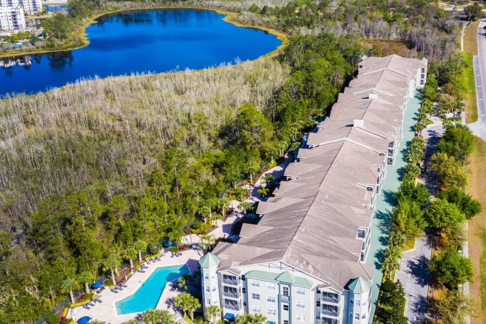 Bright 2BR Condo With Pool and Hot tub - Near Disney