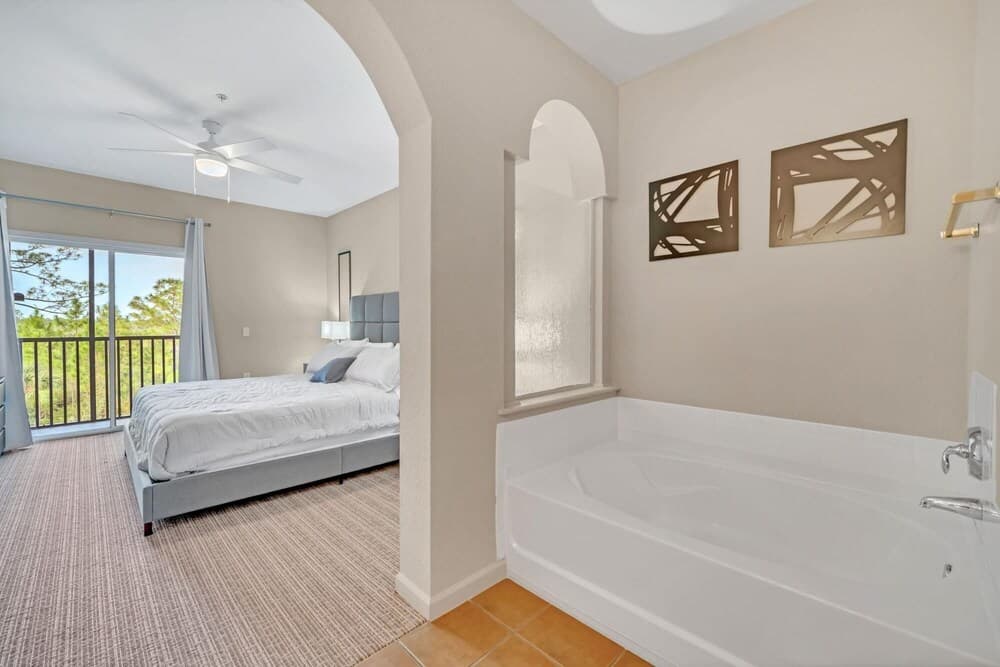 Bright 2BR Condo With Pool and Hot tub - Near Disney