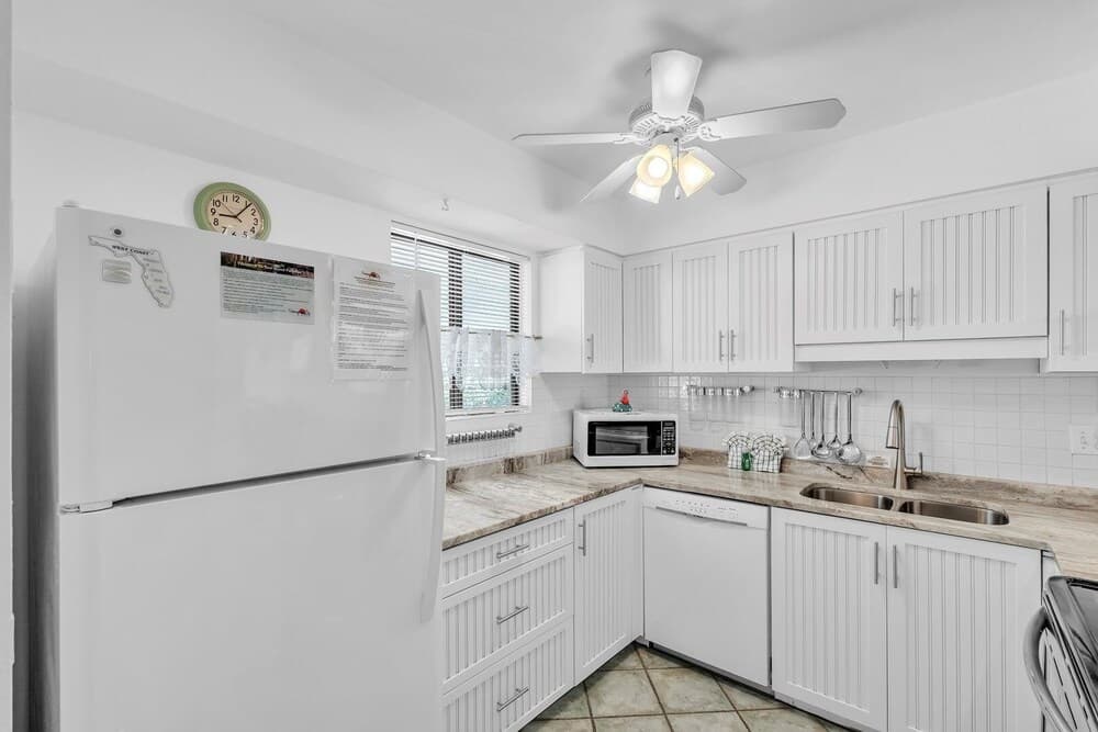 Fun N Sun 1 Bedroom Condo by RedAwning